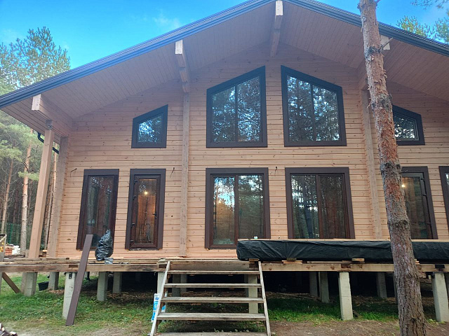 Закончили работы  по изготовлению и монтажу Окон ПВХ с обсадой + Двери ПВХ с окосячкой + наличником в дом из проф бруса